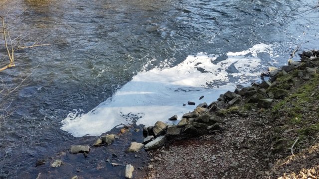 Natürliche Schaumbildung auf Fließgewässer (hier: Wupper bei Leichlingen/Opladen) Natürliche Schaumbildung auf Fließgewässer (hier: Wupper bei Leichlingen/Opladen)